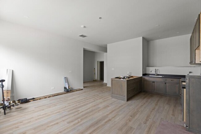 Building Photo - 3 bedroom in Chicago IL 60618