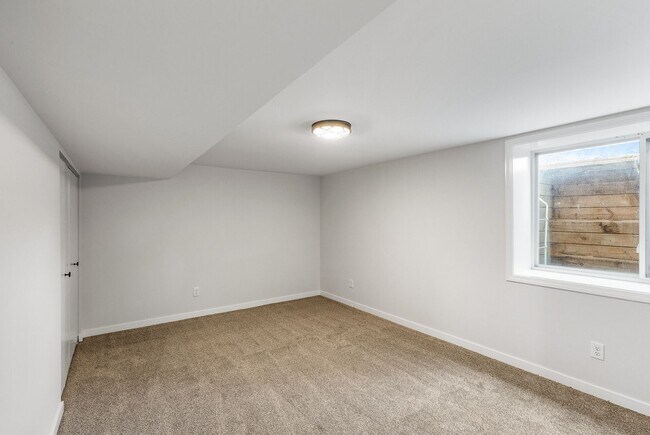 Building Photo - Freshly remodeled 4 Bed Rambler AV/Rosemou...