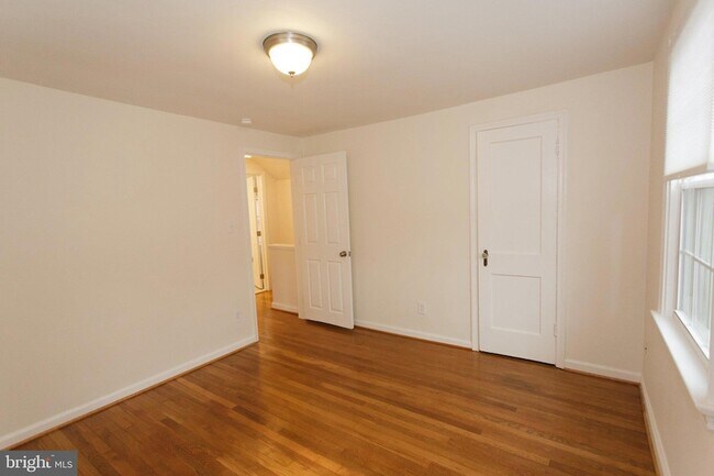 Building Photo - 1419 N Longfellow St