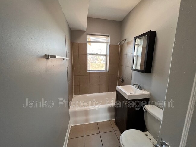 Building Photo - 3725 W Grand Ave