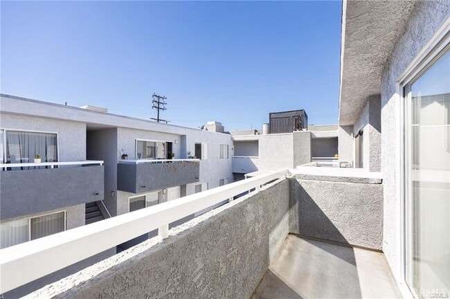 Building Photo - 4406 Cahuenga Blvd