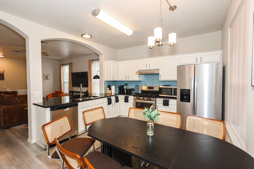 Building Photo - 2418 Allred Dr