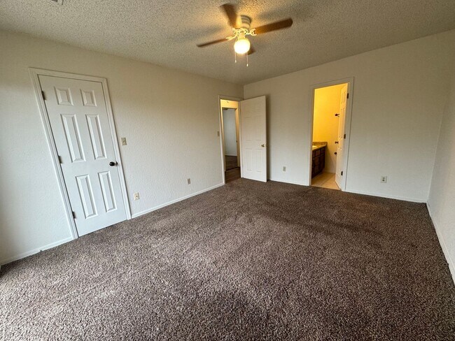 Building Photo - Cute 3 bedroom 2 bathroom Duplex In Broken Arrow!