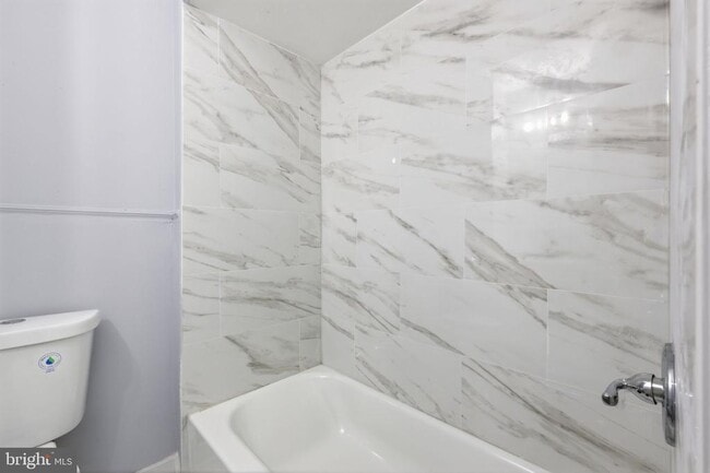 Building Photo - 25 Lily St