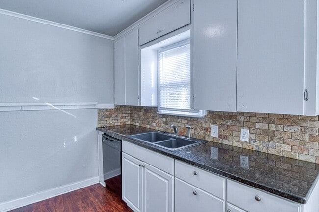 Building Photo - 2 bedroom/1 bathroom - Centrally Located in Norman!!