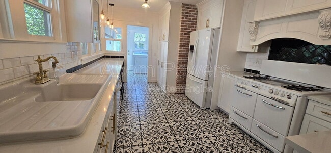 Building Photo - 582 Canal St