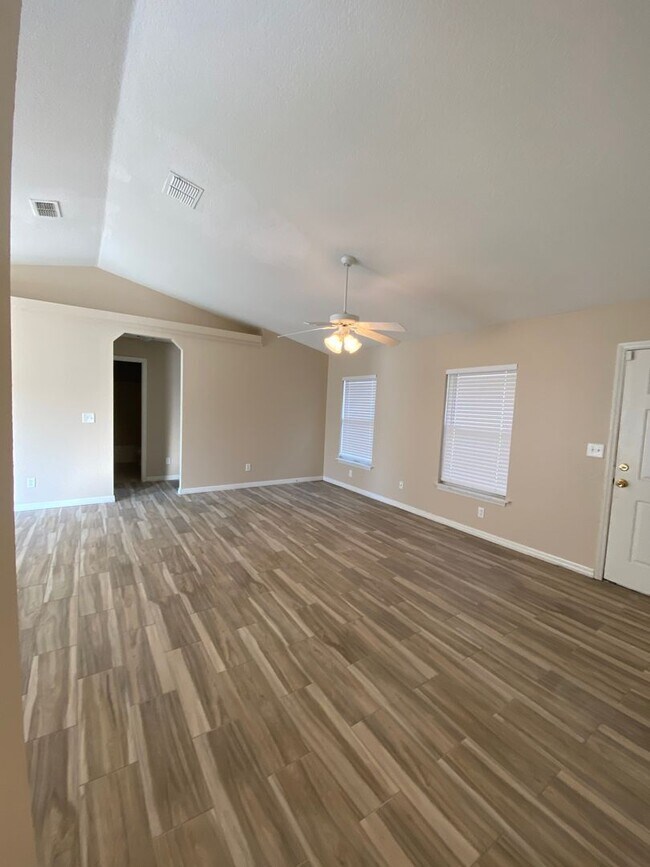 Building Photo - SILVER SPRINGS SHORES 3/2/2 - *WON'T LAST*