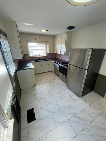 Building Photo - 1600 E 29th St