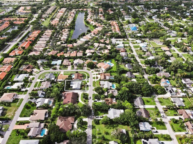 Building Photo - 5136 Beechwood Rd