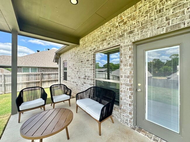 Building Photo - Available Now! Beautiful Home in Lindsey C...