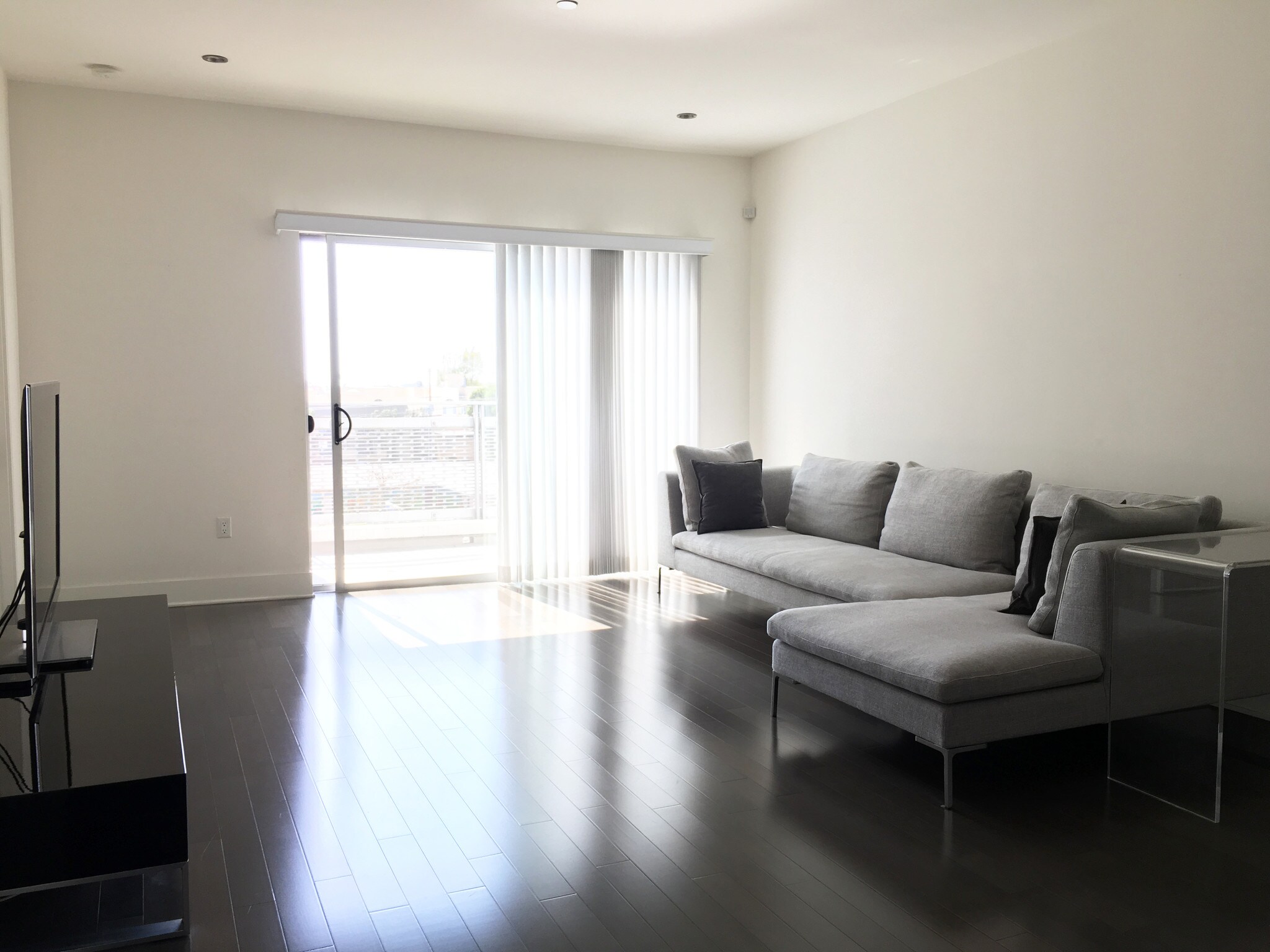 Gleaming Bamboo Floors - 1700 SAWTELLE BLVD PH9