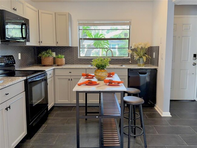 Building Photo - 2 Shine Ave