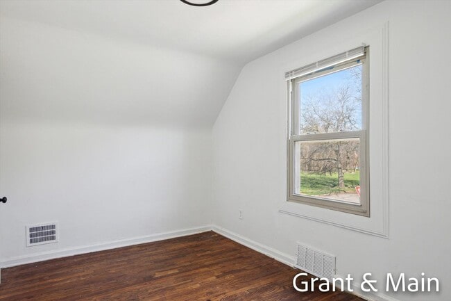 Building Photo - $1249 3 bedroom bungalow