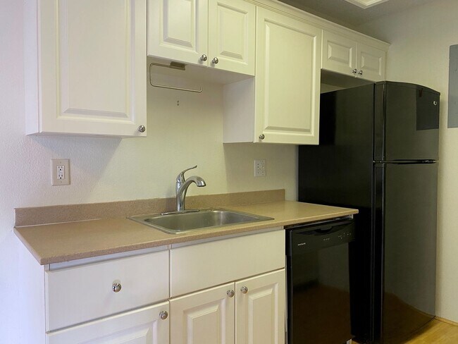 Building Photo - Beautiful 2-bedroom, 1-bath townhouse with 1 assigned parking stall located in a quiet