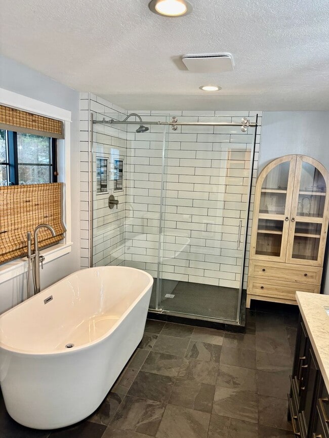 Building Photo - Spacious House. Expansive Lot. Prime Location