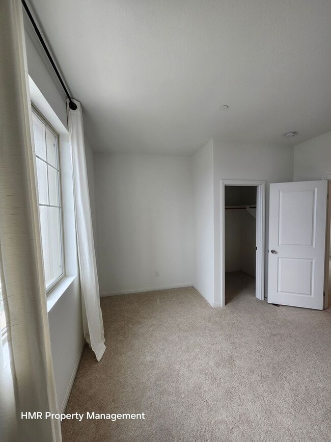 Building Photo - Beautiful two story 5 bedroom in ontario R...