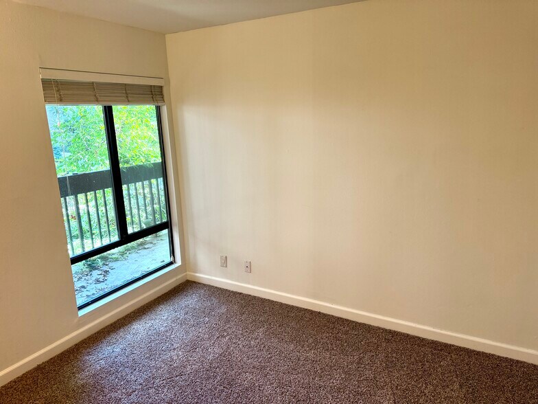 bed 2 - 950 N Kings Rd