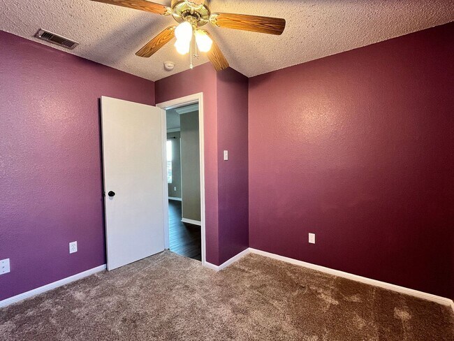 Building Photo - 4509 Lloyd Dr