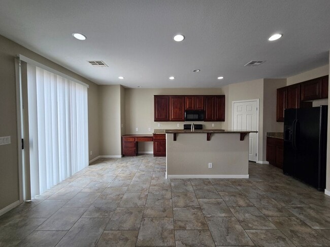 Building Photo - 4 BED, 2 1/2 BATH, 2 STORY HOME!!