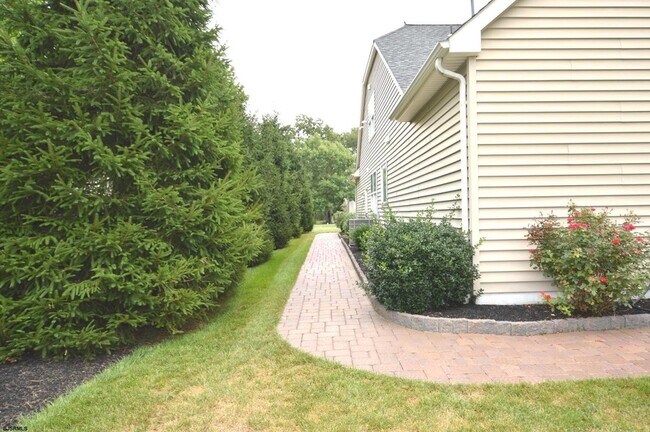 Building Photo - 498 Country Club Dr