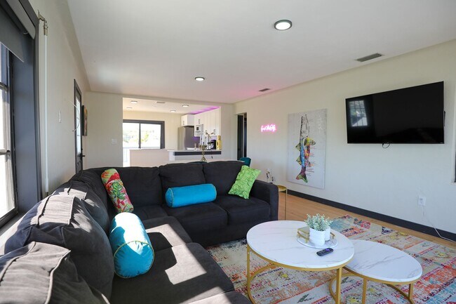 Building Photo - Fully Furnished Luxury Waterfront Unit w/in Walking Distance to the Shopping, Beach, Restaurants,...