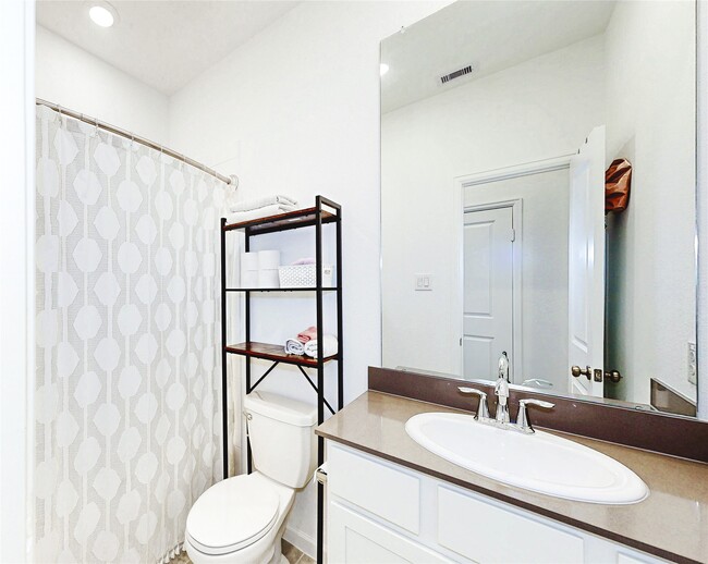 Building Photo - 711 Hooks Trl