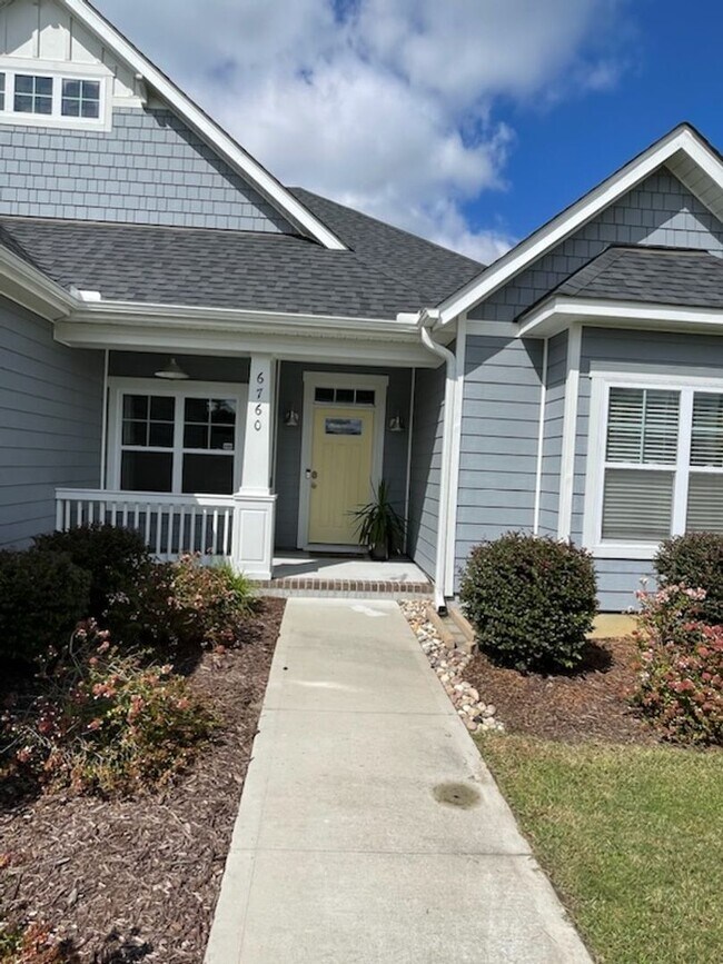 Building Photo - Welcome to this charming 3-bedroom, 2-bath...