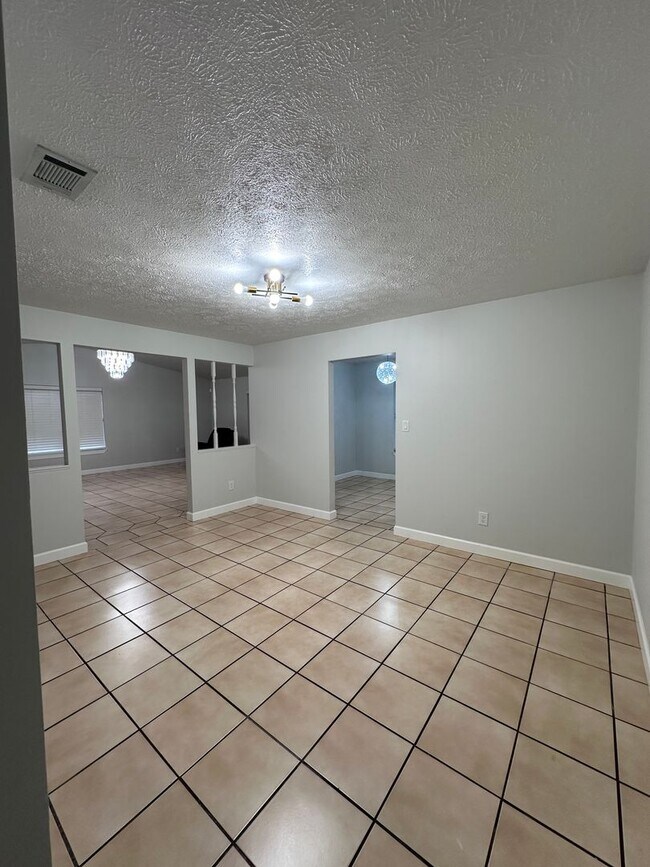 Building Photo - Convenient to Tyndall, less than a block t...