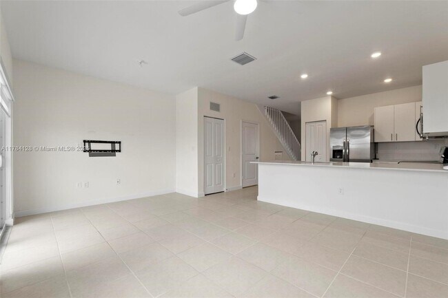 Building Photo - $2550 2634 SE 29 St