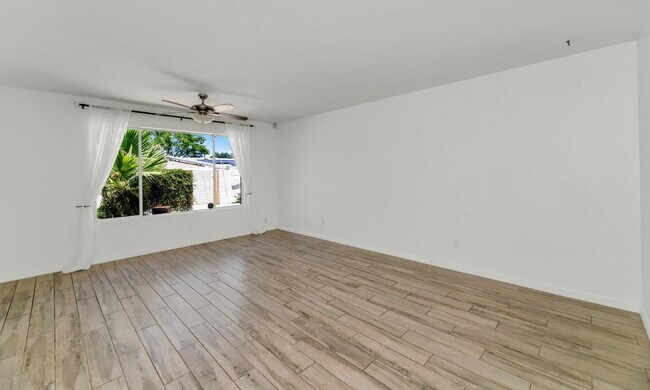 Building Photo - 3904 E Sahuaro Dr