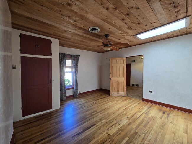 Building Photo - 631 Don Felix St