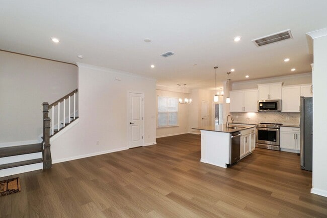 Building Photo - 2 Bedroom / 2.5 Bathroom Townhouse in Concord