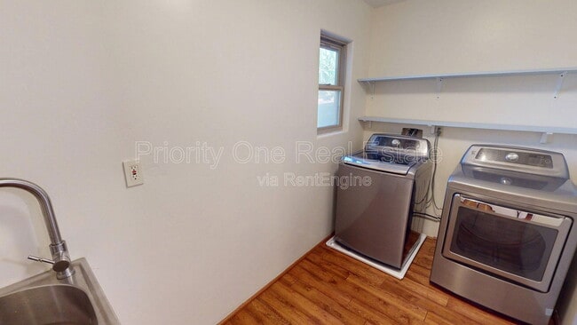 Building Photo - 2025 Cypress Ave.