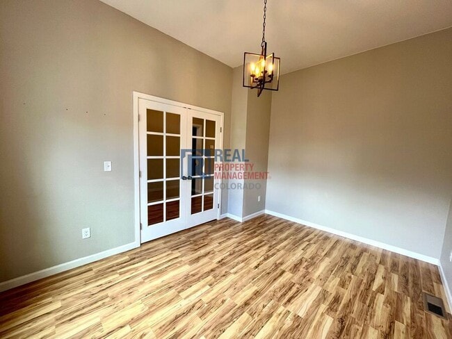 Building Photo - 1341 Solitaire St
