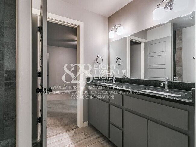 Building Photo - *AVAILABLE NOW!* Urban chic 3 bed/2.5 bath Townhome in West Norman!
