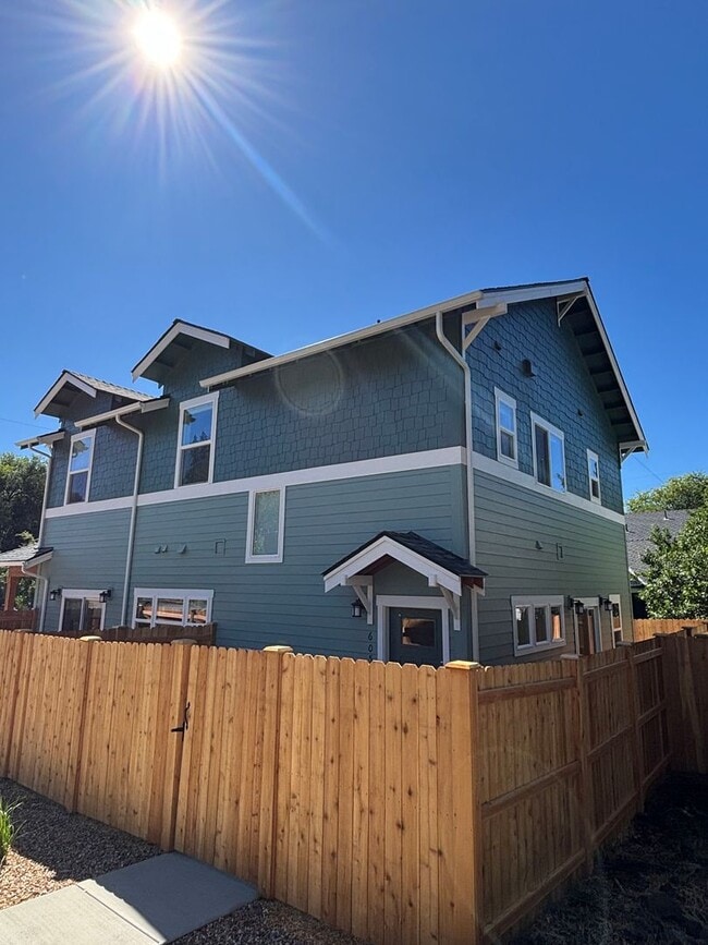 Building Photo - 605 NW Portland Ave