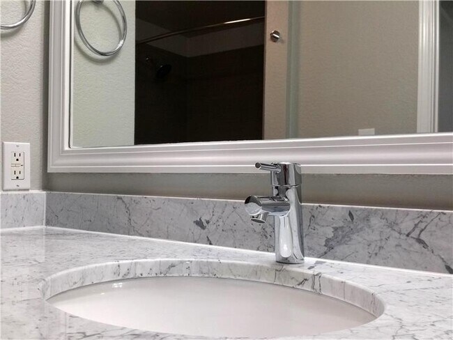 Building Photo - 400 1/2 Rio Grande St