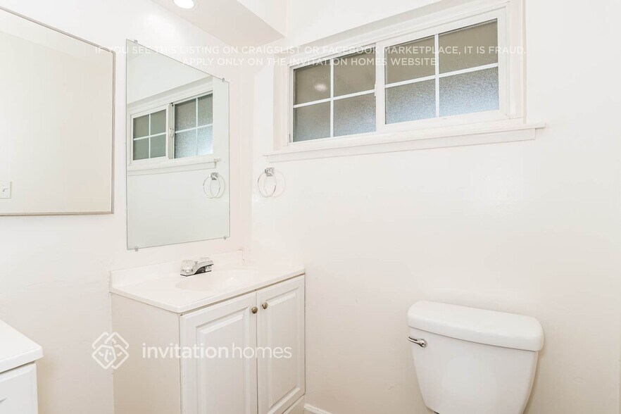 Building Photo - 640 W El Camino Ave