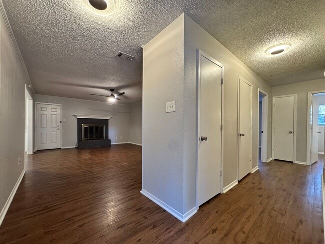 Building Photo - 405 Cypress Cir