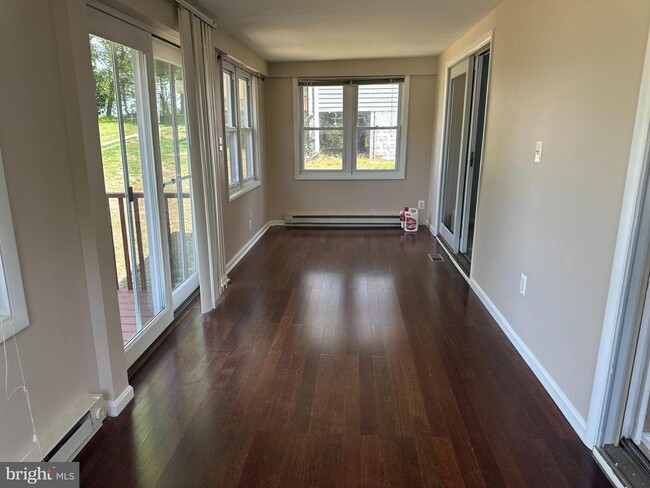 Building Photo - 7648 Beach Dr