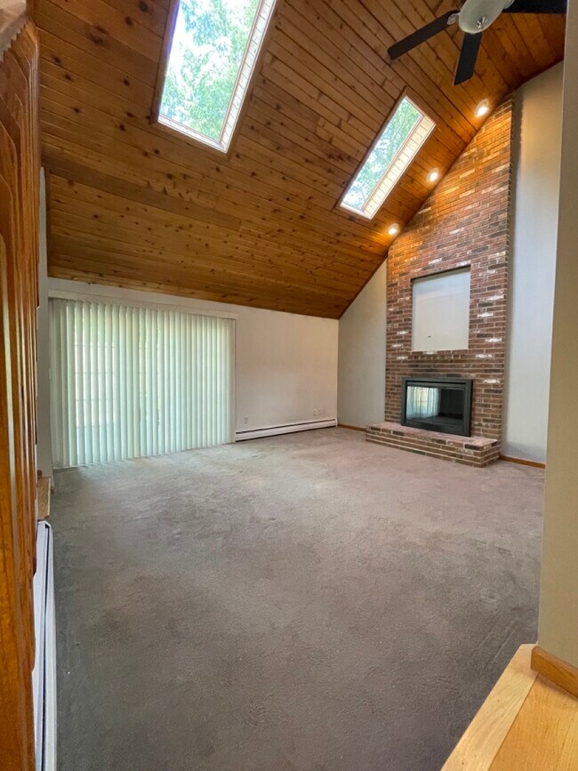 Building Photo - 27 St James Pl