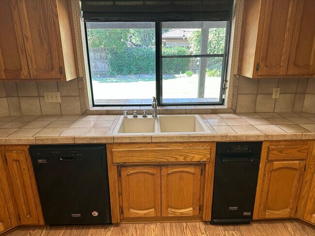 Building Photo - 475 E Mercedes Ave