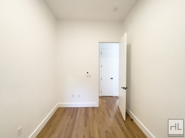 Building Photo - South Williamsburg / No Fee / Spacious 3-B...