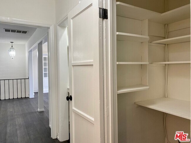 Building Photo - 619 S La Brea Ave