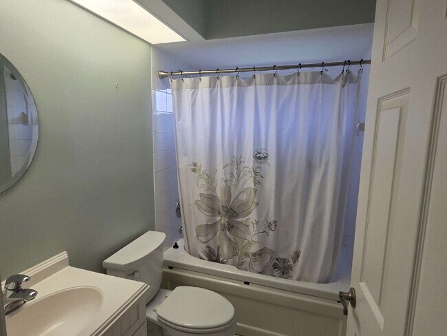 Building Photo - "Charming 2-Bed, 2-Bath North Port Retreat with Gleaming Hardwood Floors!"