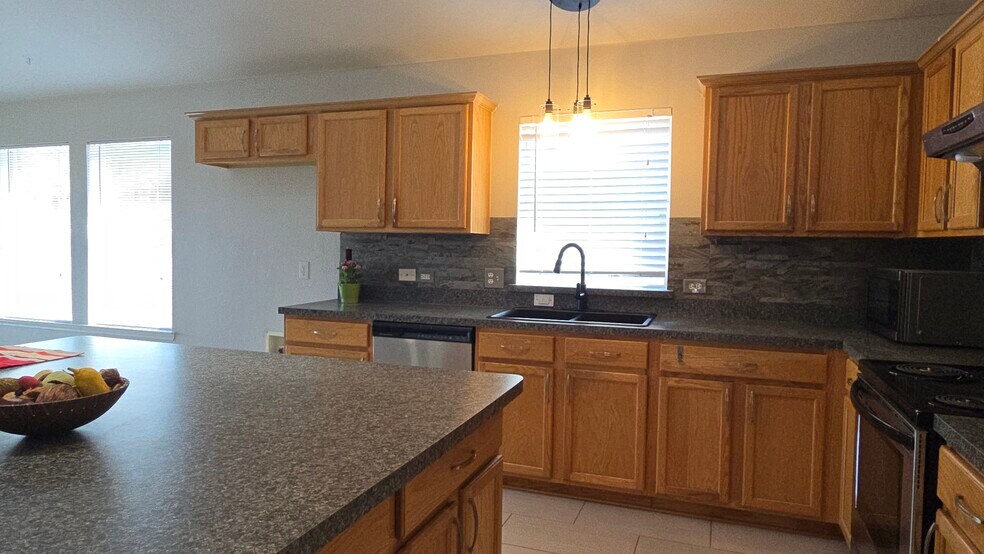 Building Photo - 6800 Oak Falls Dr