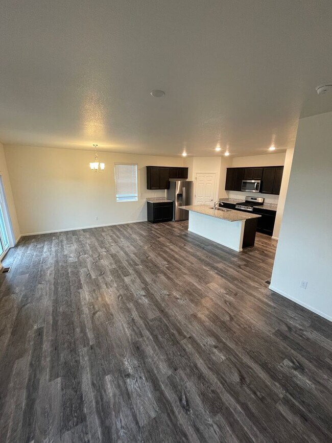 Building Photo - 3 Bed 2 Bath House in Windsor!