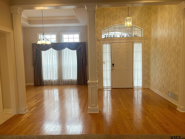 Building Photo - 704 Shiloh Ridge St