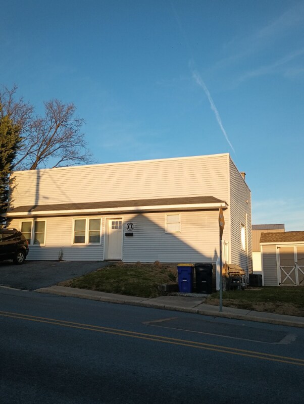 Building Photo - 11 Western Ave