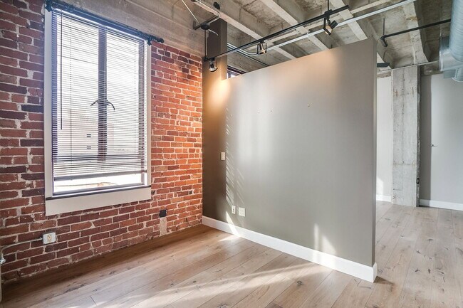 Building Photo - 114 W Adams St